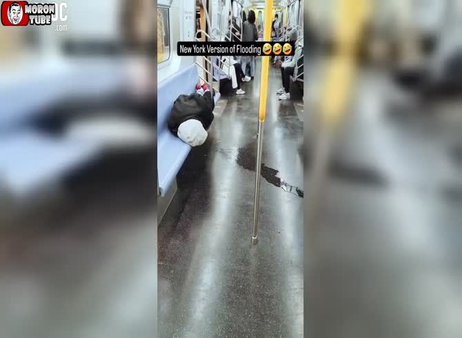 Video :A drunken guy floods the subway system in New York